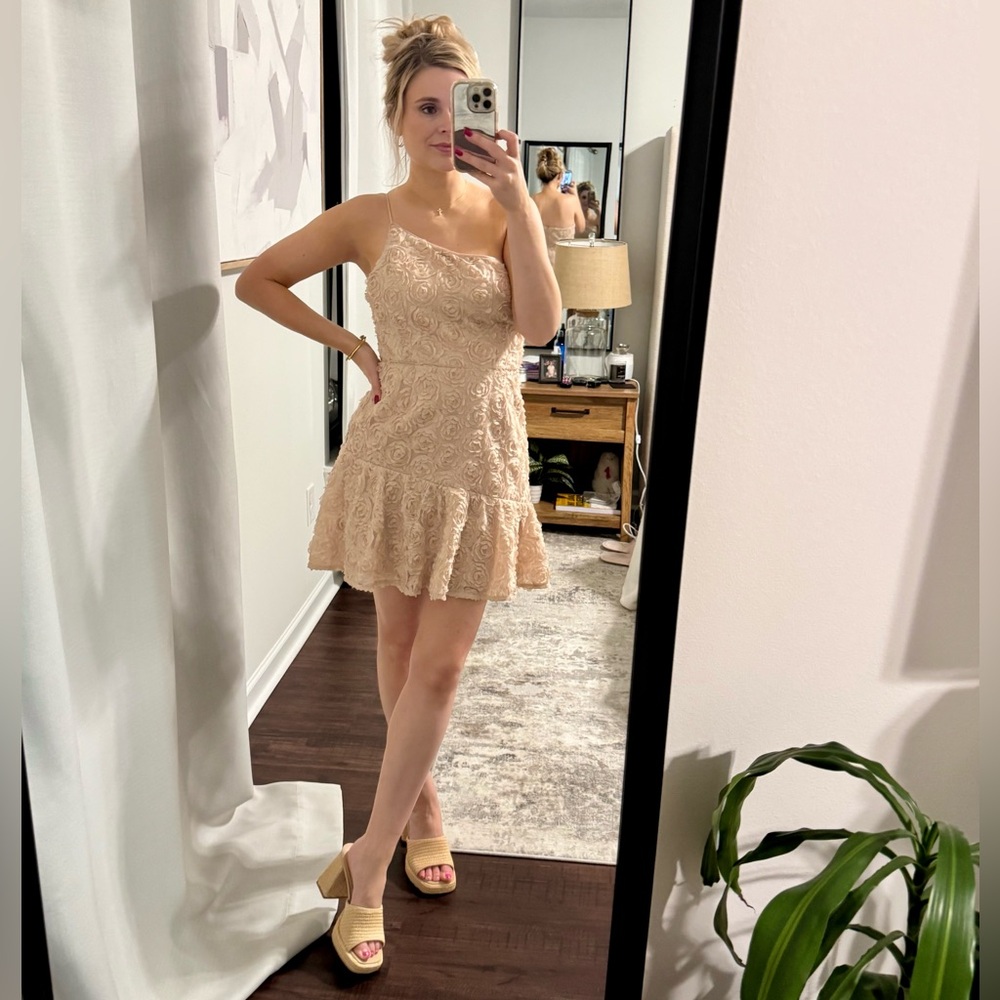 Elegant One-Shoulder Flower Dress in Cream - Picture 5 of 8